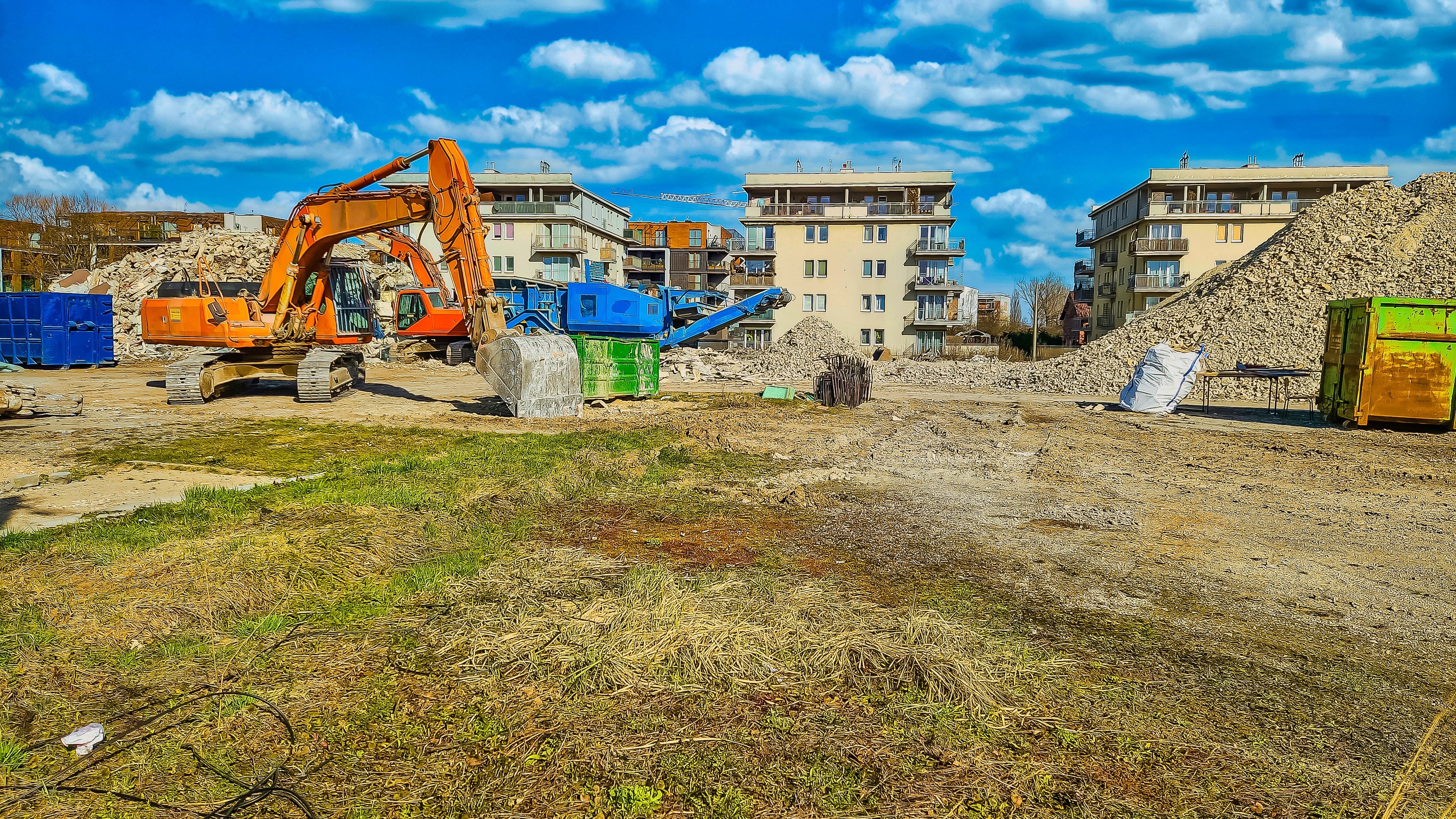 Excavadora en la demolición de un edificio
