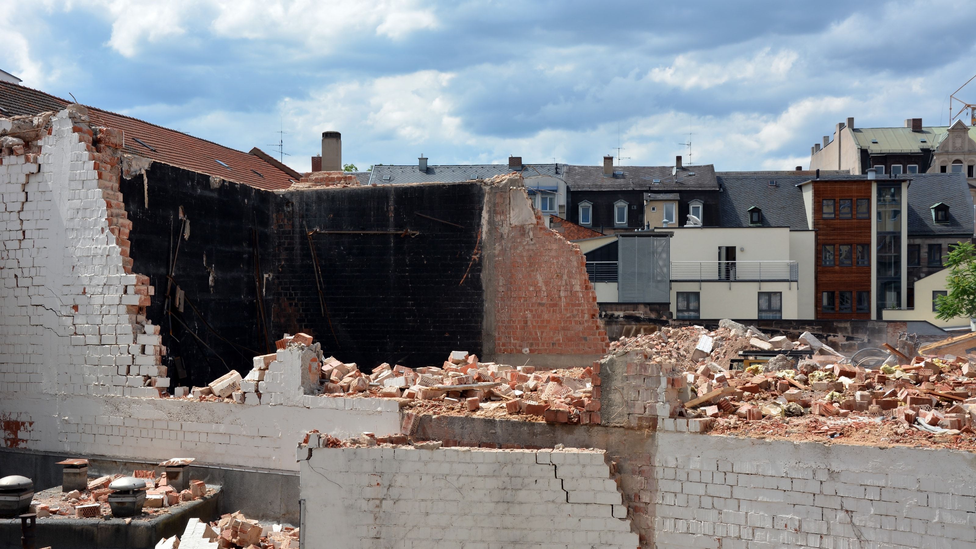 Demolición de los muros de un edificio en una obra