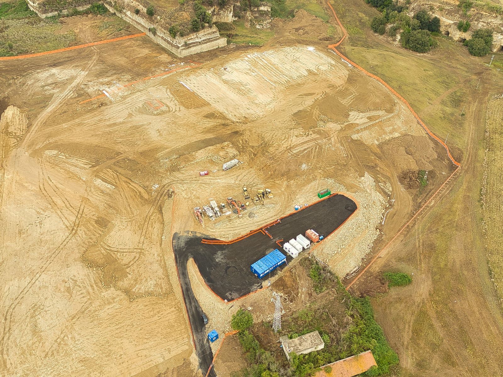 Vista aérea de maquinaria de movimiento de tierras en una obra