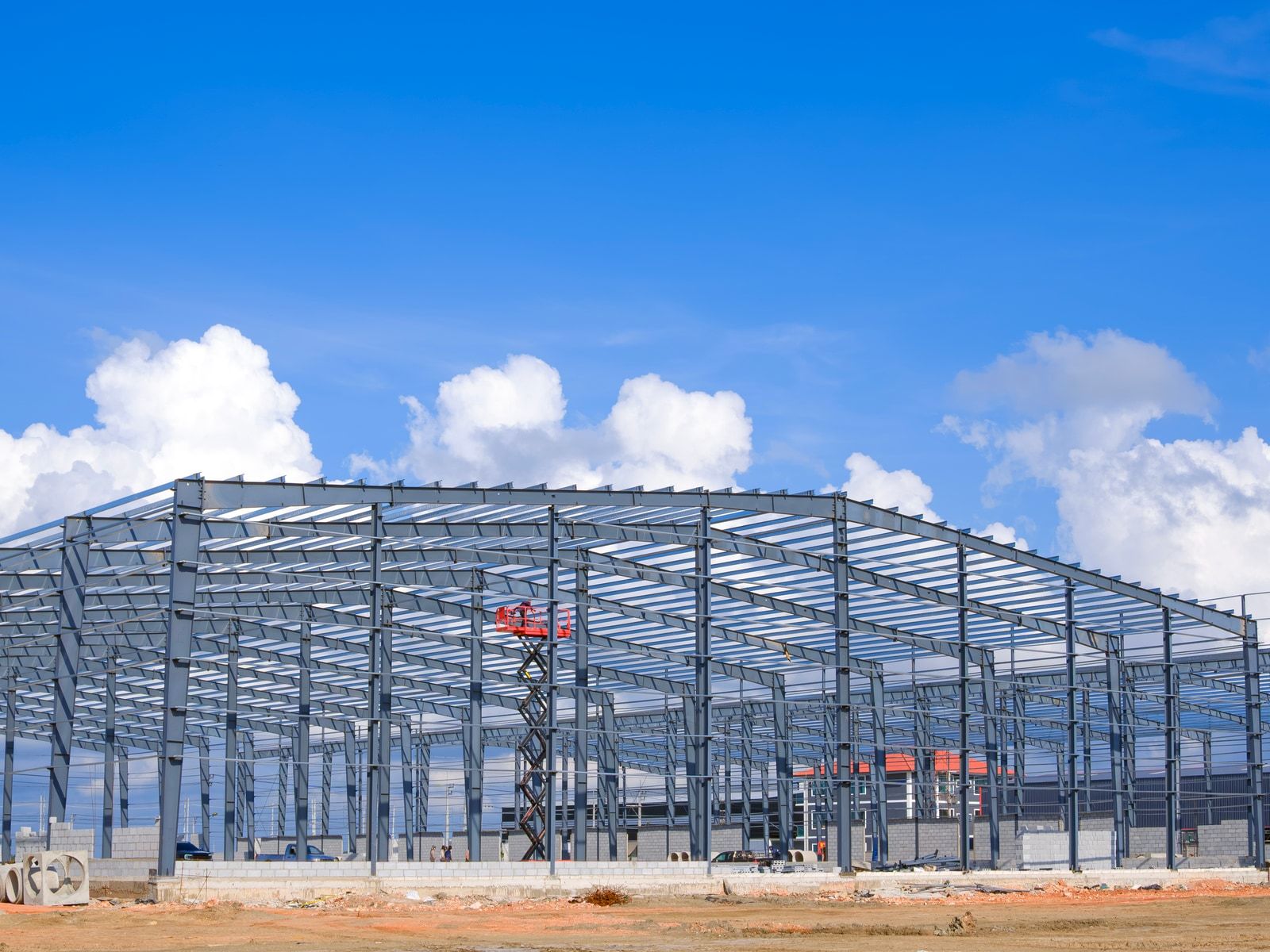Estructura metálica de una nave industrial en construcción