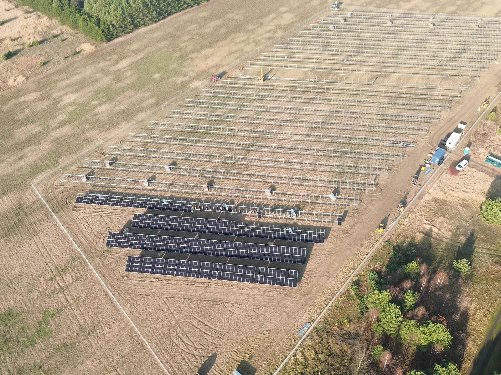 Planta fotovoltaica en construcción sobre el terreno
