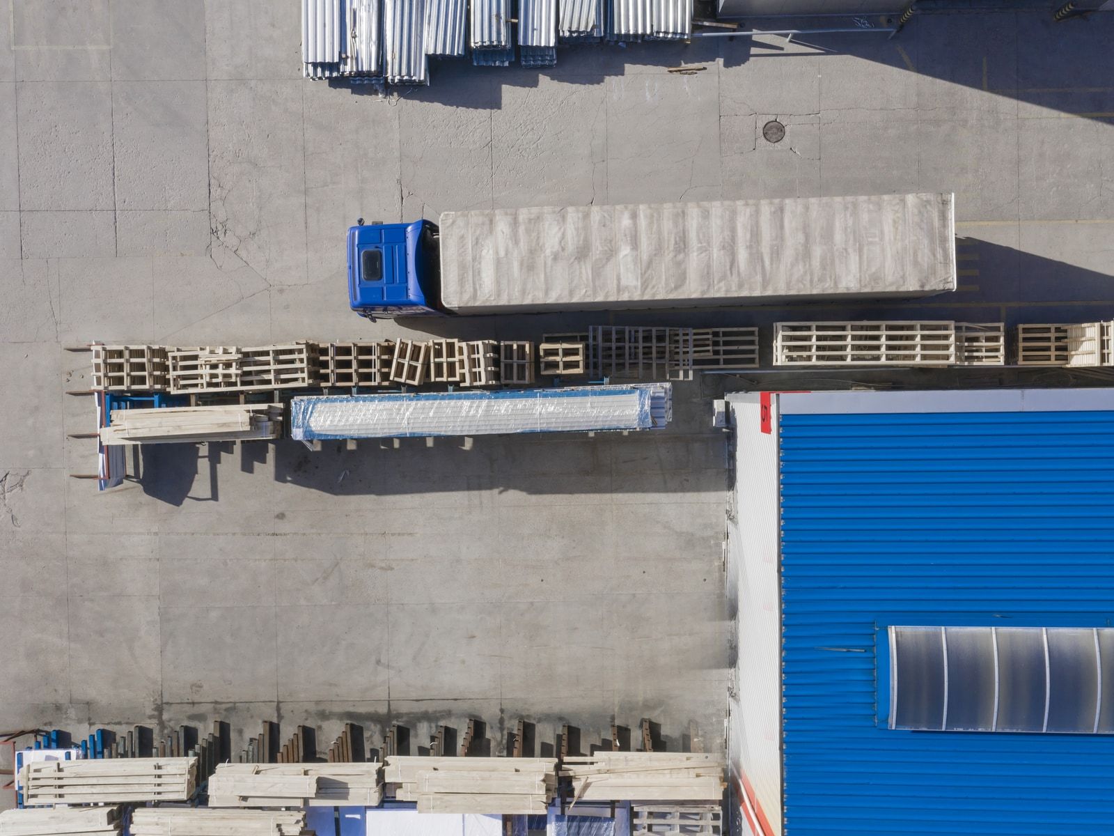 Centro logístico con camiones en una plataforma